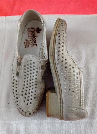 Туфлі в дирочки.