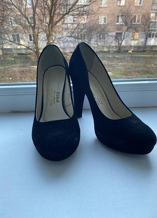 Чорні туфлі