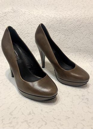 Кожаные женские туфли на каблуке 37 размер