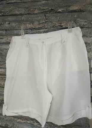 Белоснежные шорты с карманами
