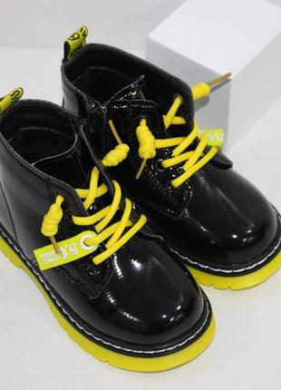 Лаковые осенние ботинки для девочек на желтой подошве.4 фото