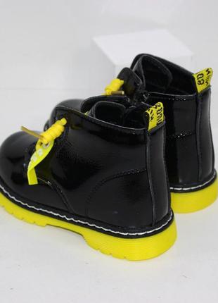 Лаковые осенние ботинки для девочек на желтой подошве.6 фото