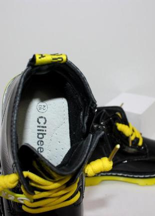 Лаковые осенние ботинки для девочек на желтой подошве.5 фото