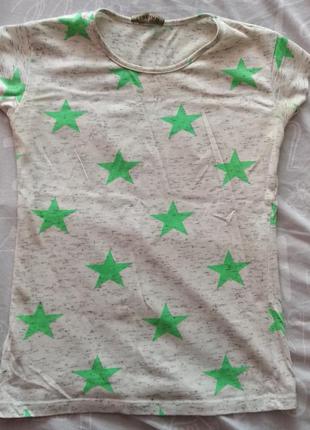 Приталенная футболка со звёздами и пылью