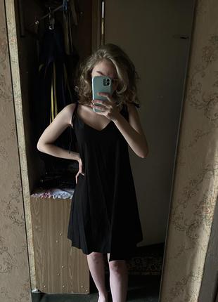 Черное короткое платье на завязках