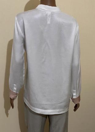 Белая рубашка прямого кроя из вискозы с контрастными манжетами4 фото