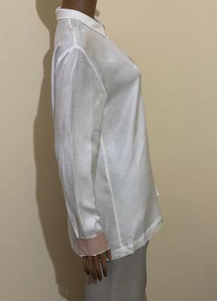 Белая рубашка прямого кроя из вискозы с контрастными манжетами3 фото