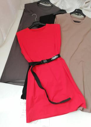 Платье с подплечниками и длинным поясом тренд