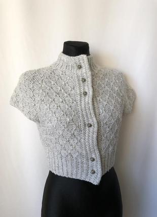 Светлосерая коротка кофтинка-кардиган