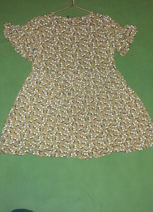 Симпатичное короткое платье горчичного цвета в цветочный принт8 фото