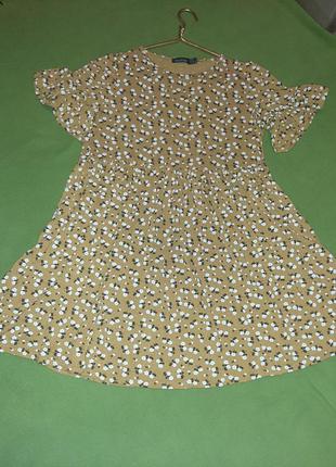 Симпатичное короткое платье горчичного цвета в цветочный принт7 фото