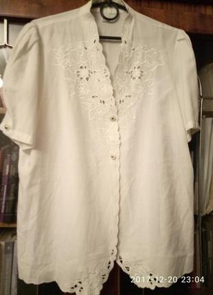 Очень нарядная шелковистая блузка с перламутровыми пуговицами-глазками.