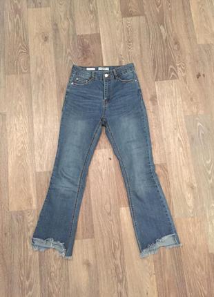 Продам новые стильные джинсы pull&bear с ассиметричным клешем и бахромой!5 фото
