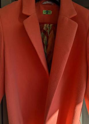 Жіноче пальто, осінь, червоно-коралового кольору, розмір 46-48, пряме, вільного крою, є пояс, виробн