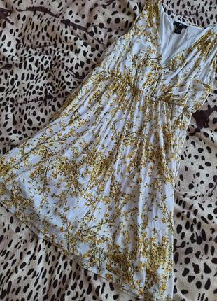 Ніжна шифонова романтичне плаття з запахом на грудях