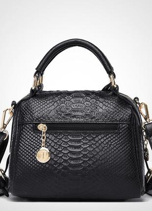 Женская кожаная чёрная сумка с принтом крокодила7 фото