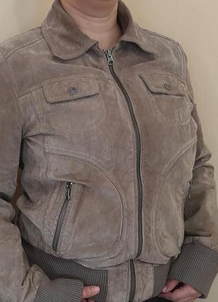 Куртка з натурального замша брудно-сірого кольору