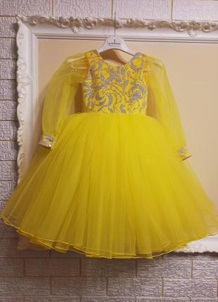 Жовте пишну сукню, жовта пишна сукня.1 фото