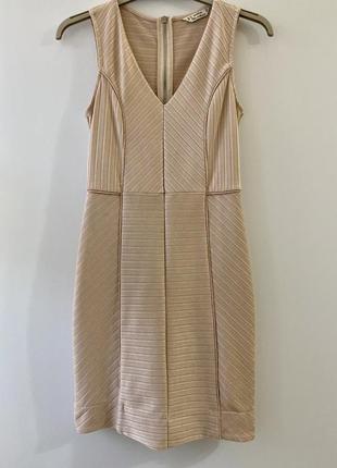 Пудровое бандажну сукню