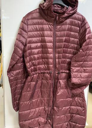 Удлинённый тонкий пуховик бордового цвета