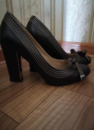 Очень красивые туфельки из качественной эко-кожи.