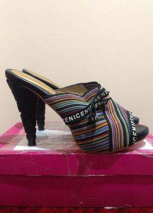 Шльопанці на підборах