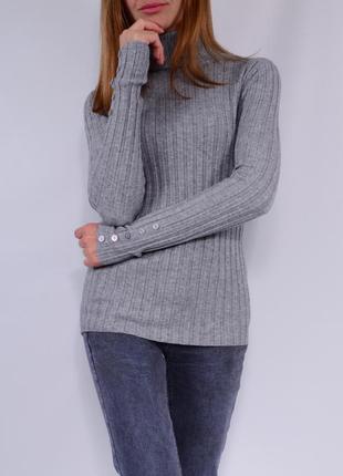 Гольф в рубчик с пуговицами на рукавах