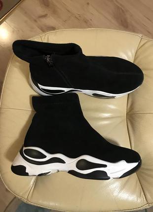 Жіночі кросівки