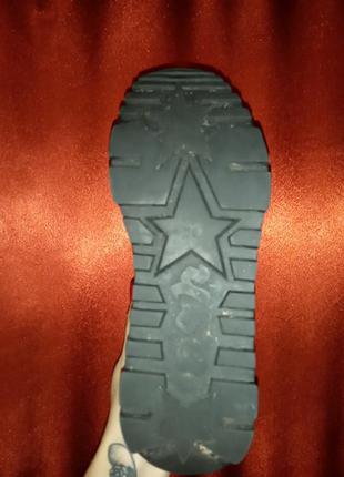 Чорні кроссівки на високій підошві з принтом пітону3 фото