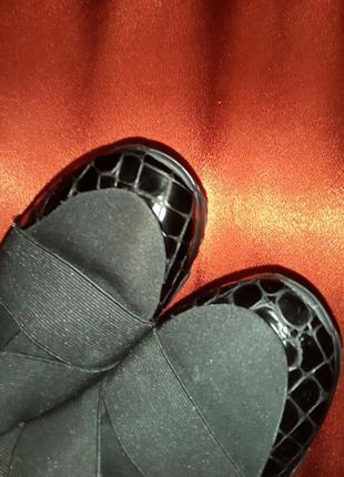Чорні кроссівки на високій підошві з принтом пітону5 фото