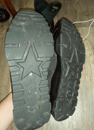 Чорні кроссівки на високій підошві з принтом пітону10 фото