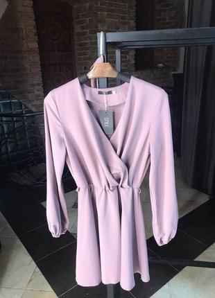 Сукня в рожевому кольорі.