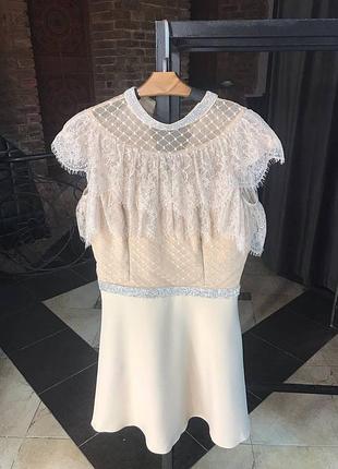 Сукня в молочному кольорі з кружева ми та стразами .