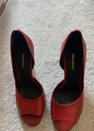 Красные  кожанные туфли с открытым носком1 фото