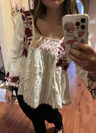 Блуза з вишивкою zara