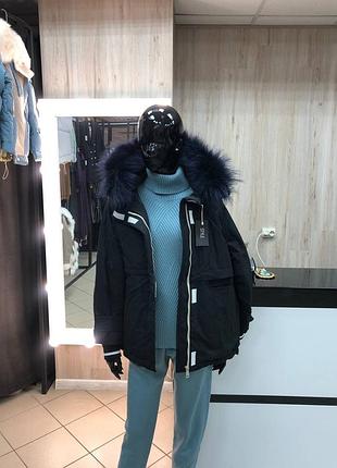 Парку в темно синьому кольорі