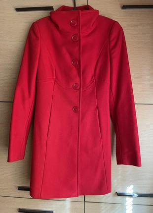 Пальто united colors of benetton красного цвета размер  s-xs приталеного силуэта