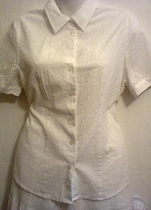 Білосніжна блузка з розшитого в техніці рішельє батіста.