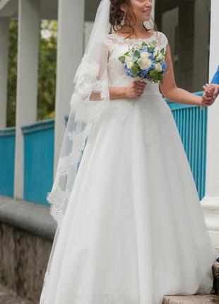 Эксклюзивное свадебное платье с фатой