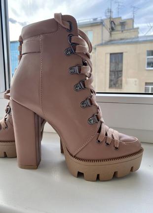 Ботинки на устойчивом каблуке пудровые нюд беж осень-весна