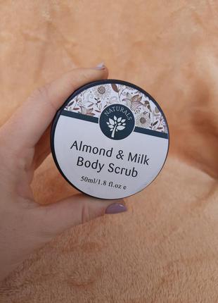 Naturals almond and milk body scrub нежный питательный увлажняющий скраб для кожи тела миндаль и молоко3 фото