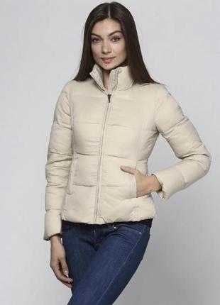 Бежевий пуховик жіночий силуетний