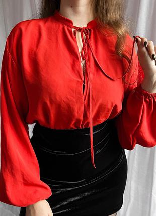 H&m женственная красная блуза с завязкой на шее2 фото