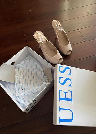 Кожаные туфли телесного цвета guess