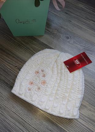 Тепла біла вязана шапка жіноча