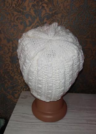 Теплая белая вязаная женская шапка3 фото
