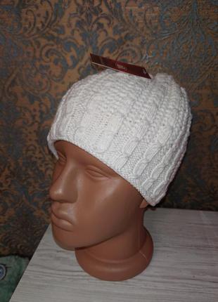 Теплая белая вязаная женская шапка5 фото