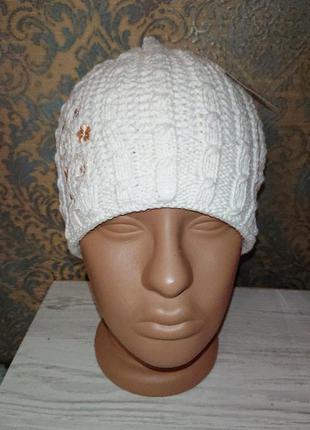 Теплая белая вязаная женская шапка10 фото