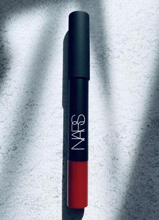 Nars velvet matte lipstick pencil помада карандаш в тортовом красном оттенке cruella