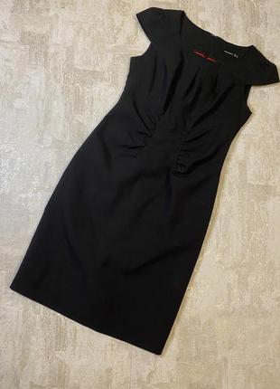 Чёрное классическое платье с коротким рукавом